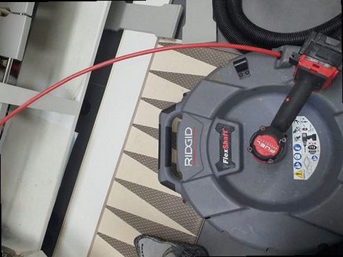 종로구 하수구막힘 배관 내부 점검 장비와 배수 상태를 비교하는 장면